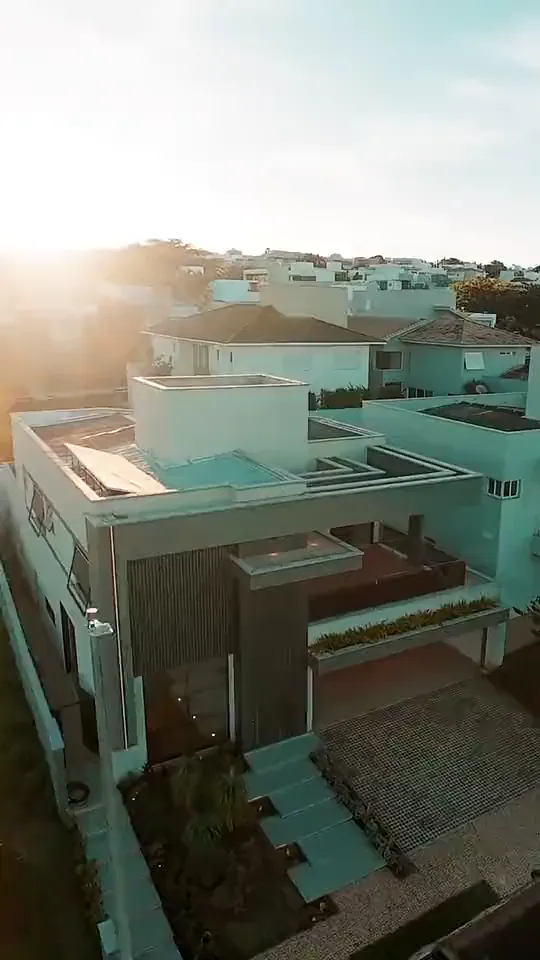 Reel real da Royce Imobiliária em mockup de celular